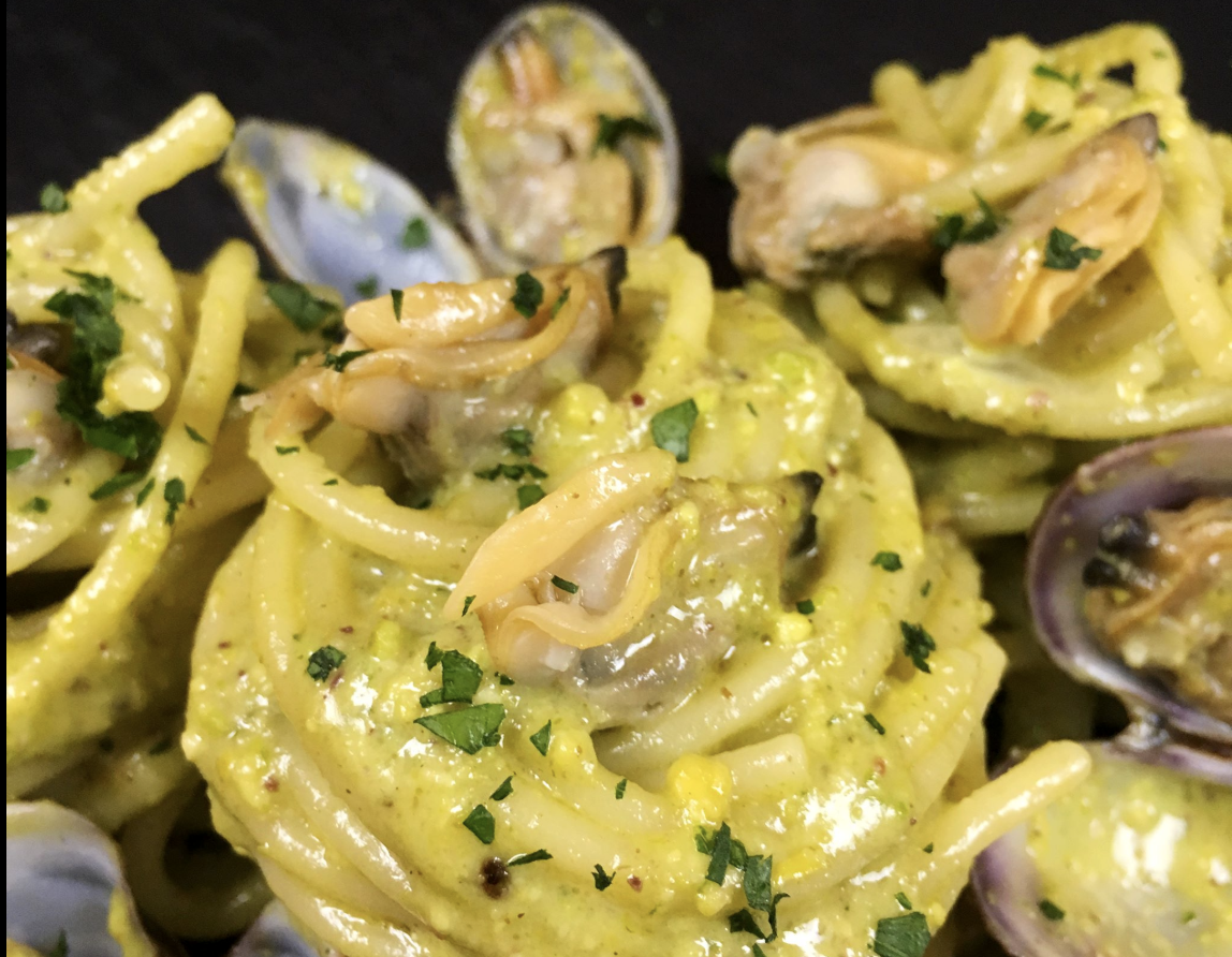 Spaghetti di pesto di pistacchi e vongole