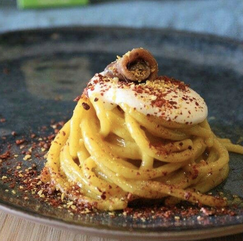 Spaghetti con alici/acciughe in spuma di burrata e polvere di pomodoro e limone