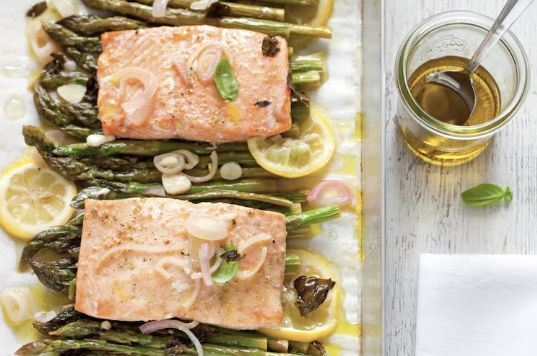 Salmone al forno su letto di asparagi